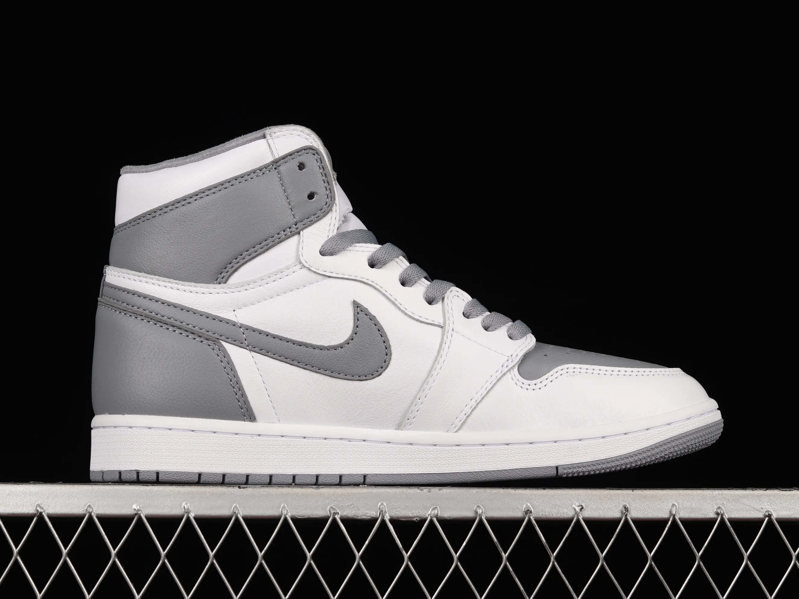 All categories Air Jordan Jordan series basketball shoes Air Jordan 1 High foreign trade version Air Jordan 1 High OG "Stealth" AJ1 Joe 1 white gray 555088-037